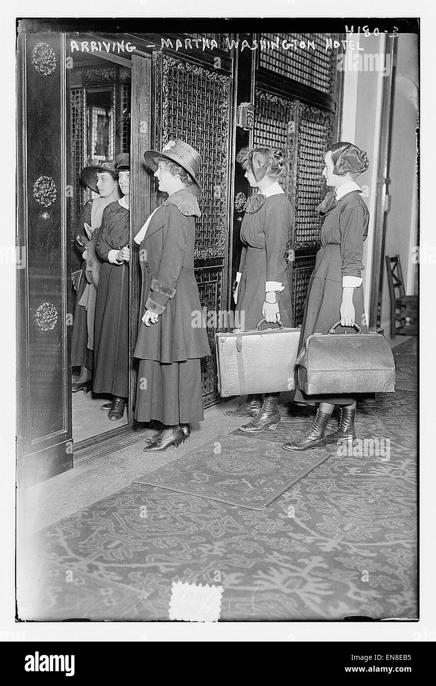 Questa immagine cattura l'arrivo al Martha Washington Hotel, un punto di riferimento storico noto per il suo significato nella prima ospitalità americana. L'hotel era un importante luogo di incontro per figure influenti del suo tempo. Foto Stock