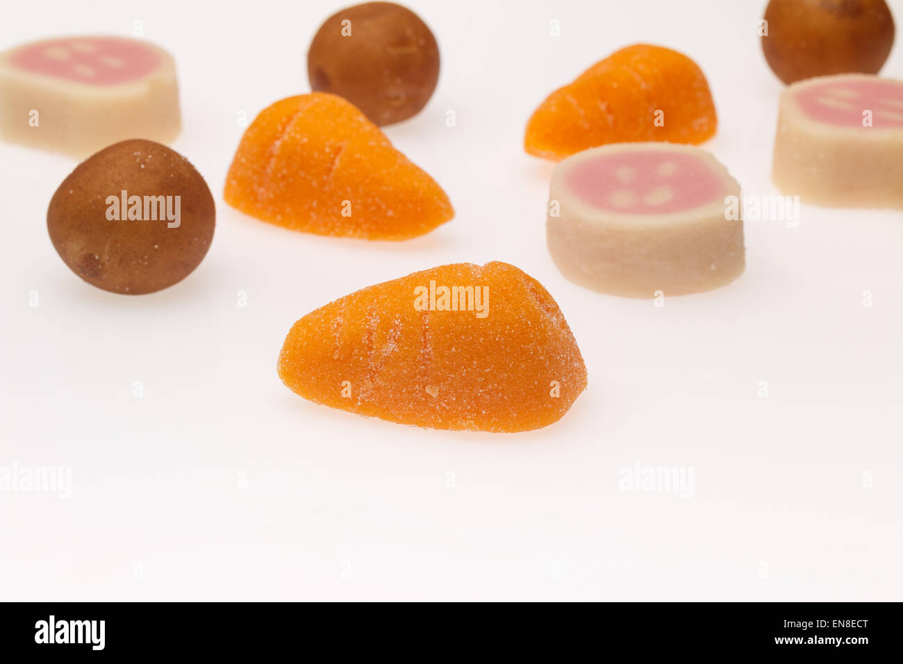 Il marzapane di carota e di salsicce e patate. La tratta per Sinterklaas. Evento culturale, celebrazione, tradizione in Olanda e Paesi Bassi Foto Stock