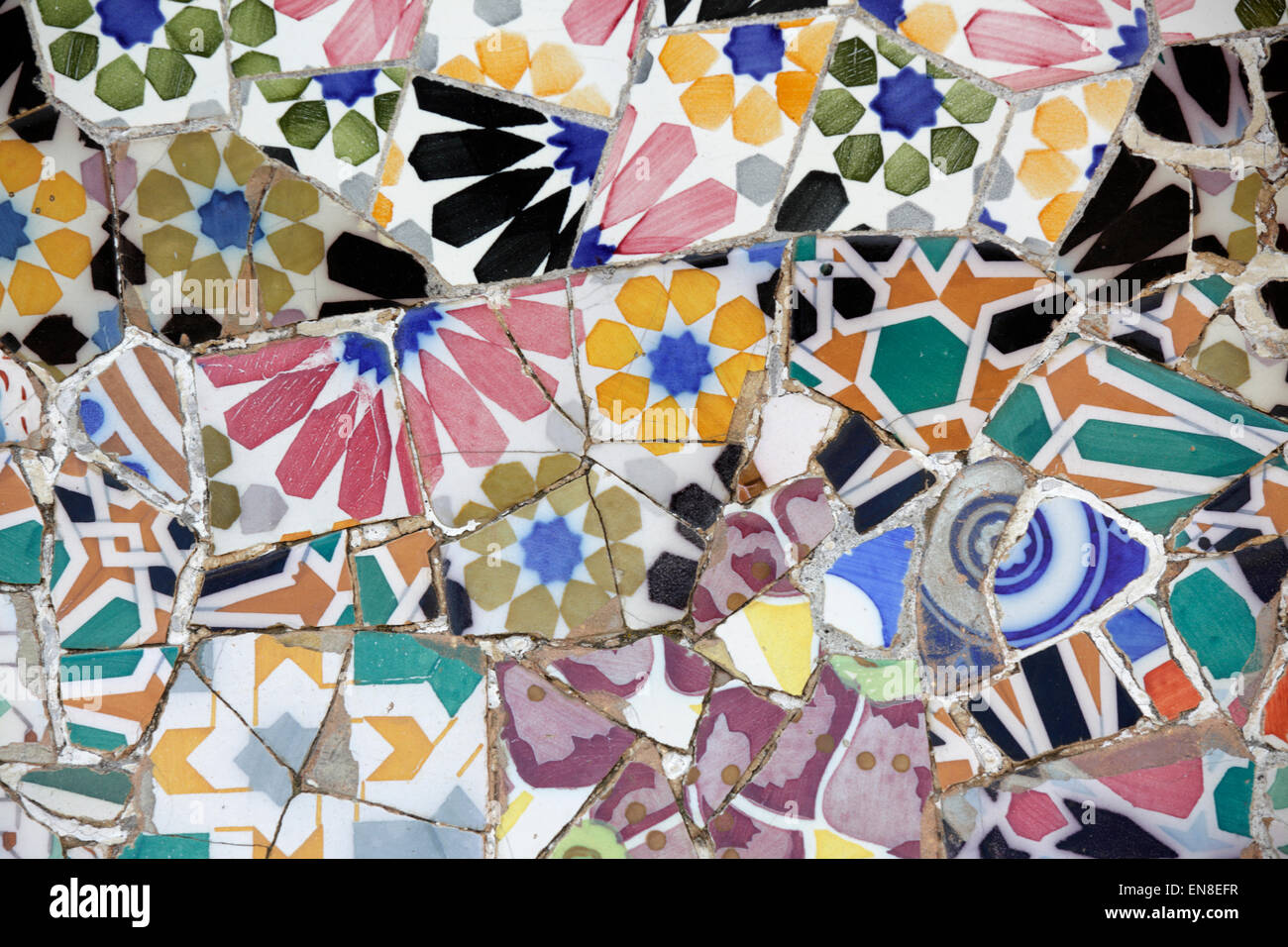 Close up di mosaici in terrazza, Parco Güell, Barcellona, Spagna Foto Stock