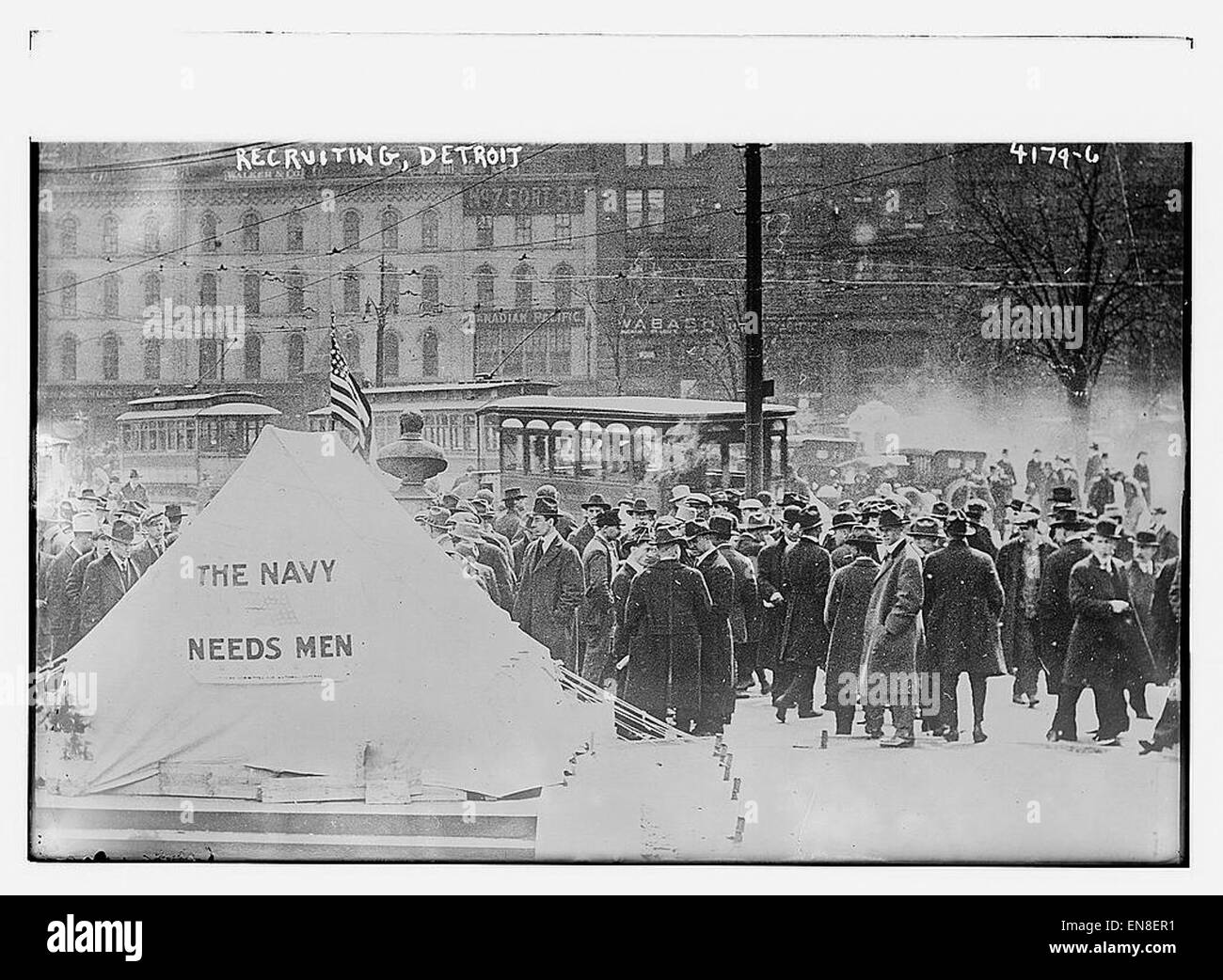 "Recruiting, Detroit" è un'opera d'arte che cattura la scena storica del reclutamento militare a Detroit. Questo pezzo fornisce uno sguardo sugli sforzi di reclutamento durante un periodo di conflitto, riflettendo il significato di tali eventi nella storia americana. Foto Stock