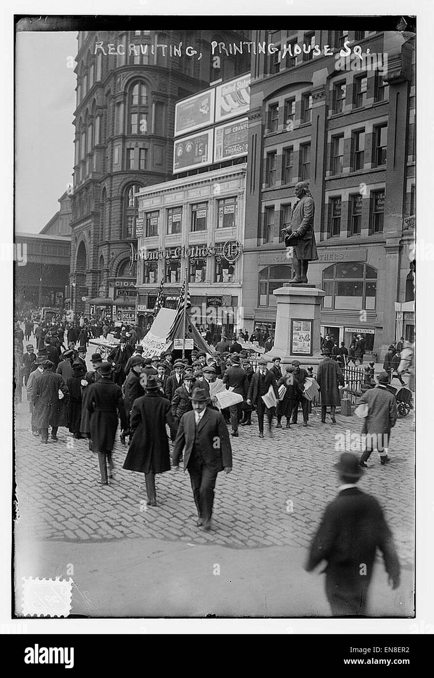 Questa immagine storica mostra un evento di reclutamento a Printing House Square, che riflette le pratiche di reclutamento militare del tempo e le dinamiche sociali dell'epoca. Foto Stock