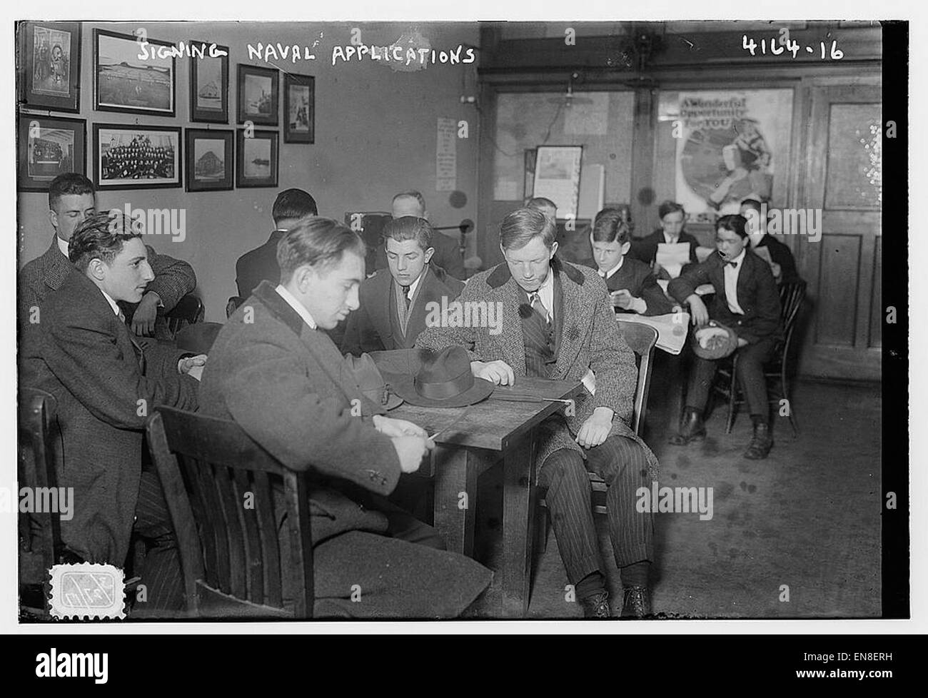 La firma di applicazioni navali si riferisce al processo formale in cui individui o entità richiedono varie posizioni o ruoli navali, in genere nel contesto di reclutamento militare o posizioni nell'industria navale. Questa azione fu cruciale per mantenere ed espandere le forze navali. Foto Stock