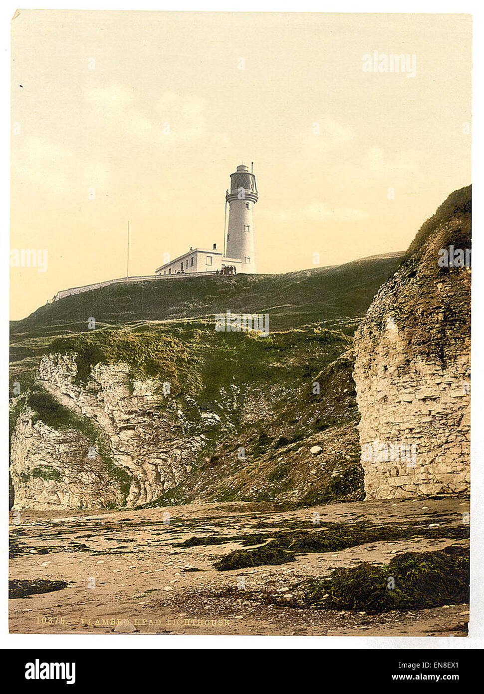 Il faro di Flamborough, situato nello Yorkshire, in Inghilterra, è un importante punto di riferimento lungo la costa. Conosciuta per la sua caratteristica torre bianca, funge da luce guida per le navi che navigano nel Mare del Nord ed è una caratteristica iconica della costa dello Yorkshire. Foto Stock Il faro di Flamborough, situato nello Yorkshire, in Inghilterra, è un importante punto di riferimento lungo la costa. Conosciuta per la sua caratteristica torre bianca, funge da luce guida per le navi che navigano nel Mare del Nord ed è una caratteristica iconica della costa dello Yorkshire. Foto Stock