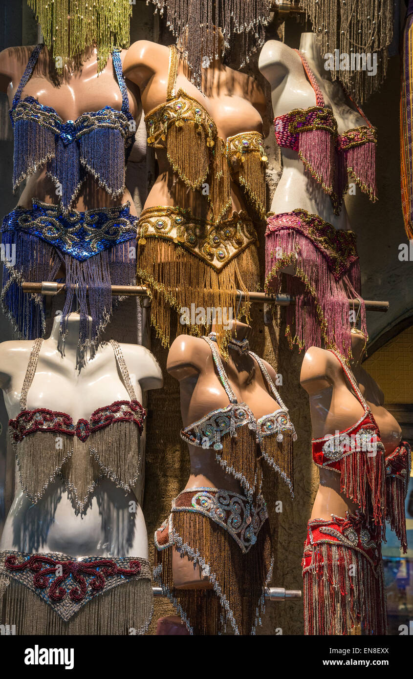 Una bancarella vendendo esotico i costumi dei ballerini nel Grand Bazaar, Sultanahmet, Istanbul, Turchia Foto Stock