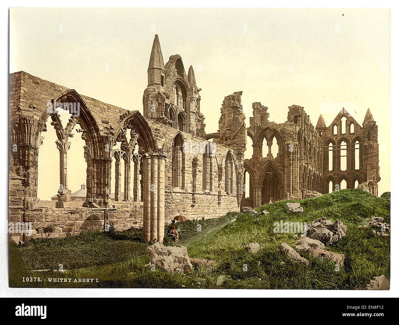 Questa immagine raffigura la famosa abbazia di Whitby nello Yorkshire, in Inghilterra. L'abbazia, arroccata sulla cima di una scogliera, ha una ricca storia risalente al VII secolo ed è un punto di riferimento importante nella regione, conosciuta per le sue impressionanti rovine gotiche e le spettacolari vedute costiere. Foto Stock
