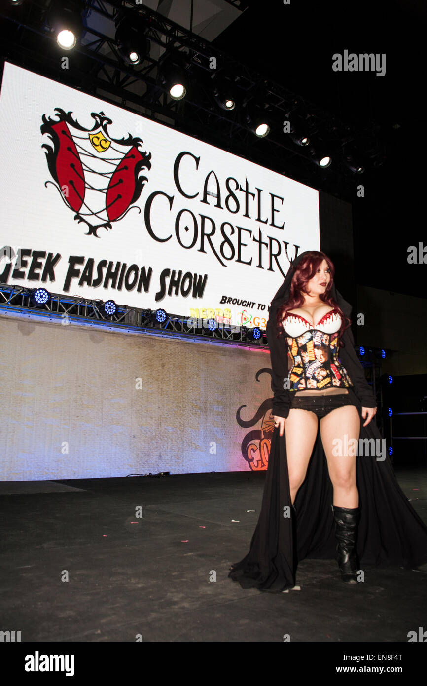 Il Geek Fashion Show a Stan Lee Comikaze in Los Angeles caratteristiche originale Mode ispirato dal film e fumetti. Foto Stock