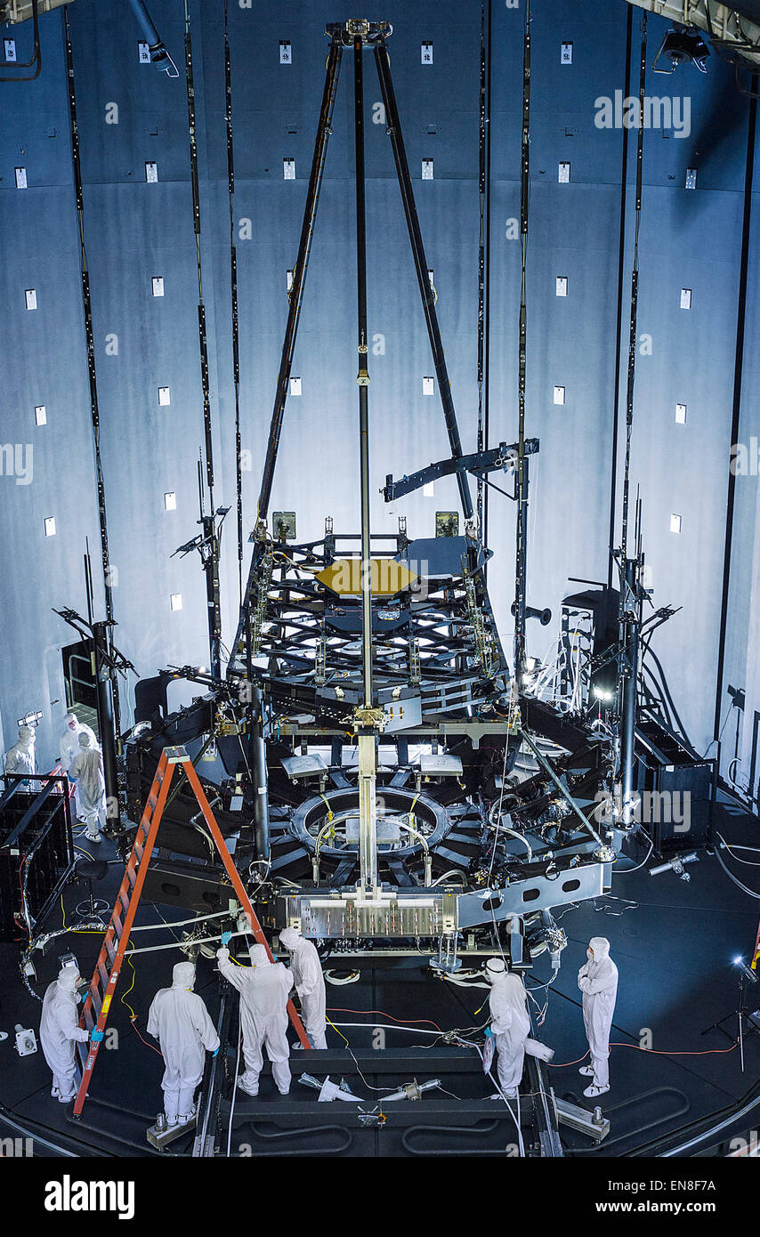 All'interno della NASA termica gigante camera sotto vuoto, chiamata camera A, alla NASA Johnson Space Center a Houston, il James Webb Space Telescope del backplane Pathfinder il modello di test è stata preparata per la sua prova criogenico. Precedentemente utilizzati per voli spaziali con equipaggio missioni, questo storico La camera è ora riempito con gli ingegneri e i tecnici per la preparazione di una prova cruciale. Exelis sviluppato e installato in ottica di apparecchiature di prova nella camera. "L'ottica di apparecchiature di prova è stato sviluppato e installato nella camera da Exelis," ha detto Thomas scorse, Exelis JWST Program Manager. "Il Pathfinder te Foto Stock