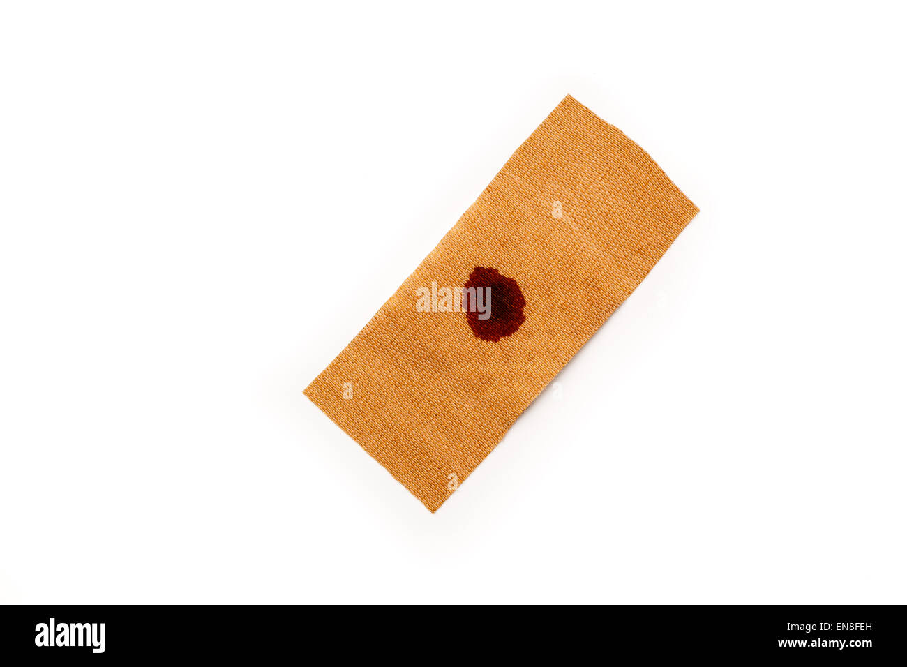 Aiuto di banda con sangue artificiale isolato su uno sfondo bianco. Ferita, curare, cura di rilievo. Foto Stock