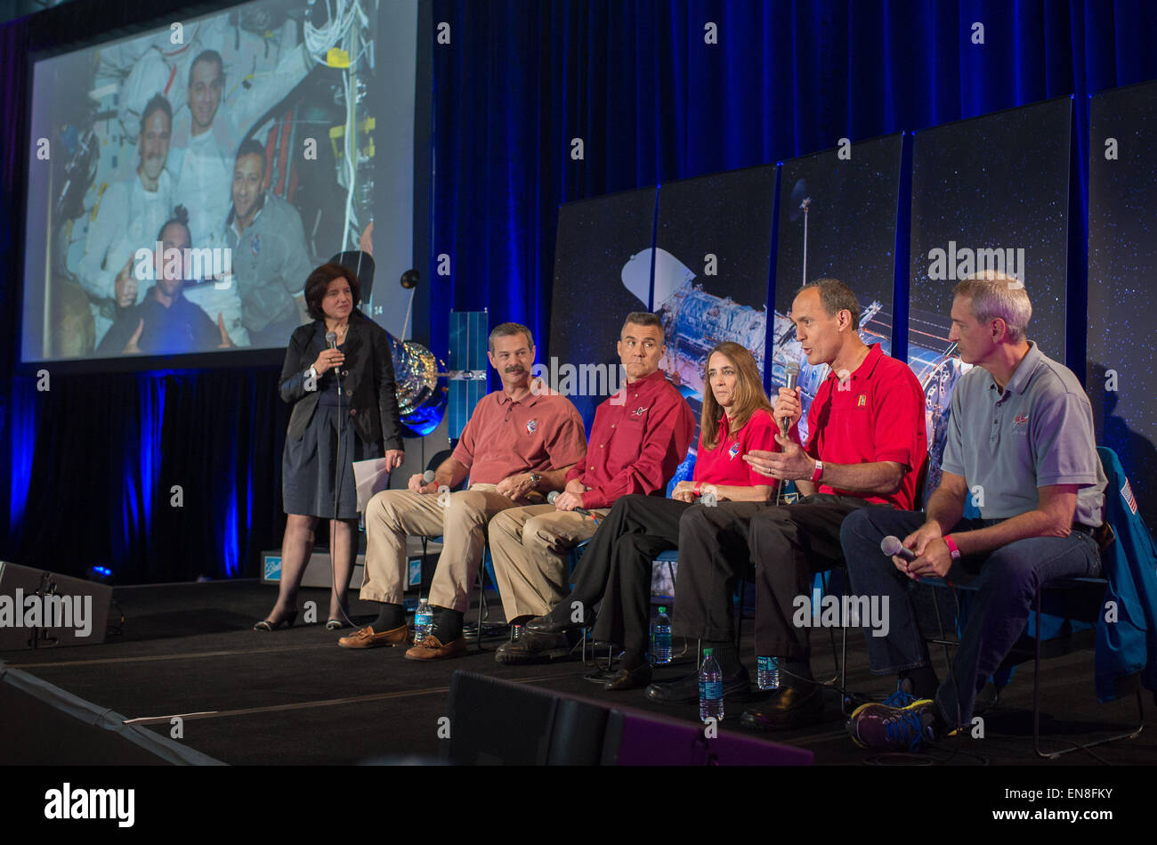 Antonella Nota, ESA Hubble Space Telescope Project Scientist presso lo Space Telescope Science Institute, estrema sinistra, modera un panel di discussione con gli ex gli astronauti della NASA Scott Altman, Dane Carey, Nancy Currie, Jim Newman, e Richard Linnehan durante un eventi festeggia il venticinquesimo anniversario del telescopio spaziale Hubble, Sabato, 25 Aprile 2015 presso lo Smithsonian's Steven F. Udvar-Hazy Center di Chantilly, Va. Altman, Carey, Currie, Newman, e Linnehan è volato a bordo dello Space Shuttle Columbia il telescopio Hubble missione di manutenzione 3B nel 2002. Foto Stock