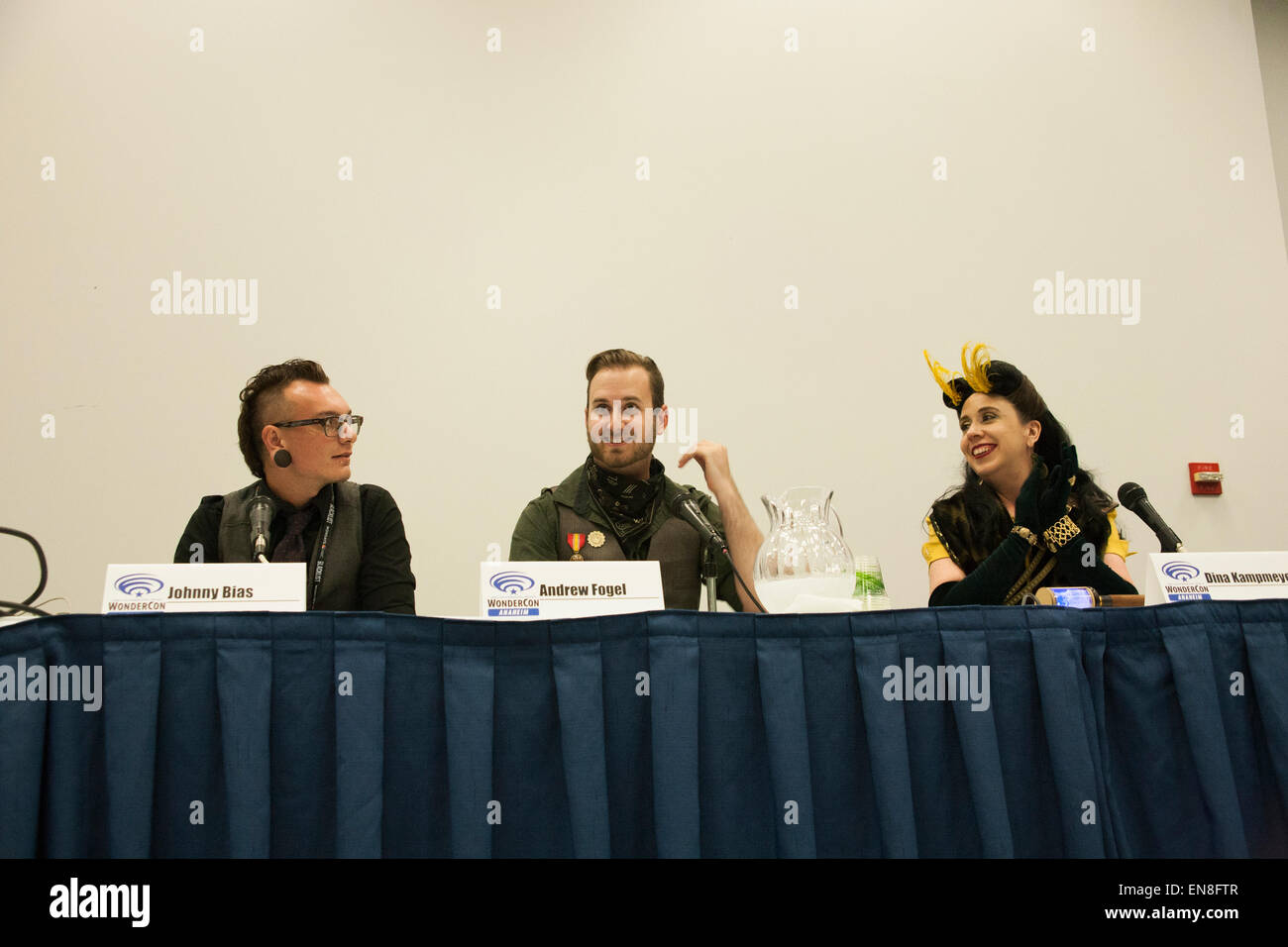 Cosplayers Johnny Bias, Andrew Fogel, Dina Kampmeyer discute le differenze di genere al pannello Steampunk al WonderCon. Foto Stock