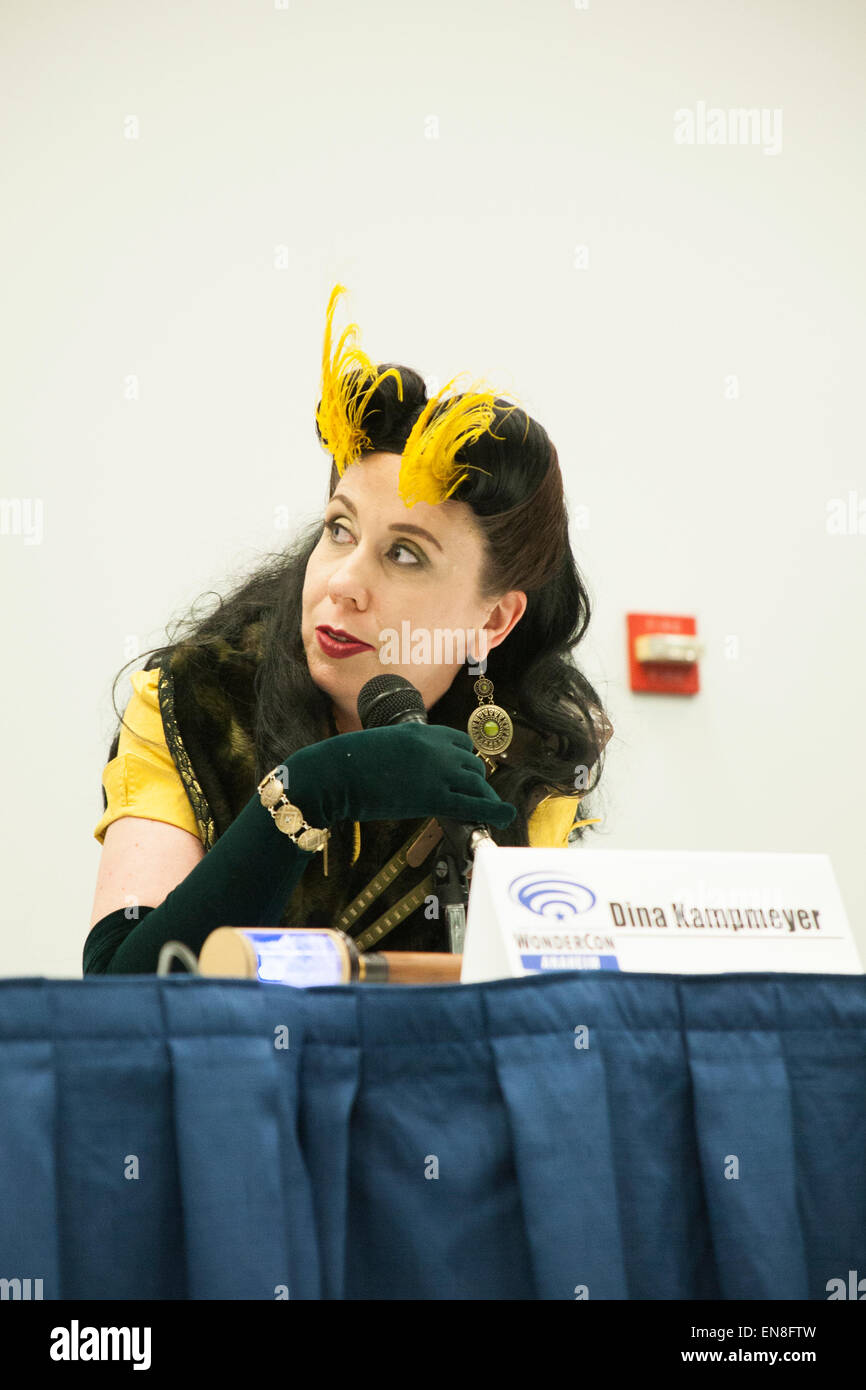 Cosplayer Dina Kampmeyer discute le differenze di genere al pannello Steampunk al WonderCon 2014. Foto Stock