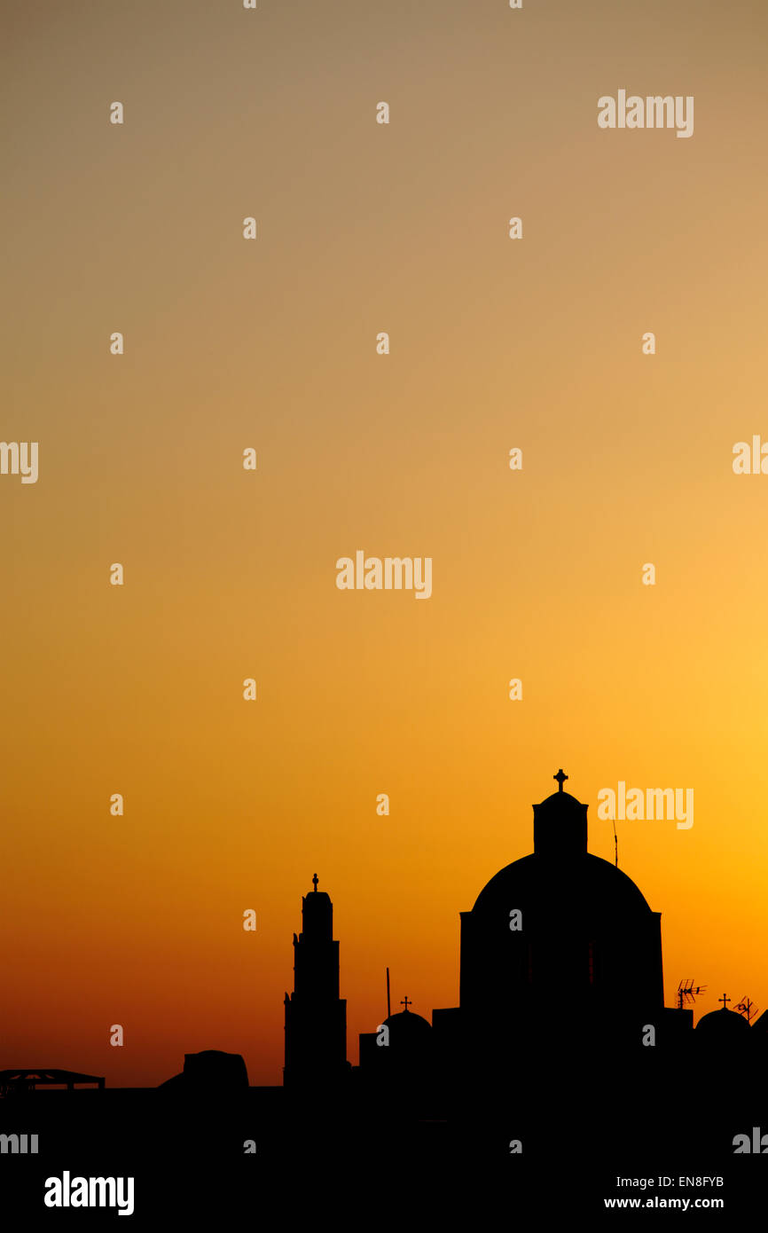 Silhouette della Chiesa Ortodossa a Santorini, Grecia Foto Stock