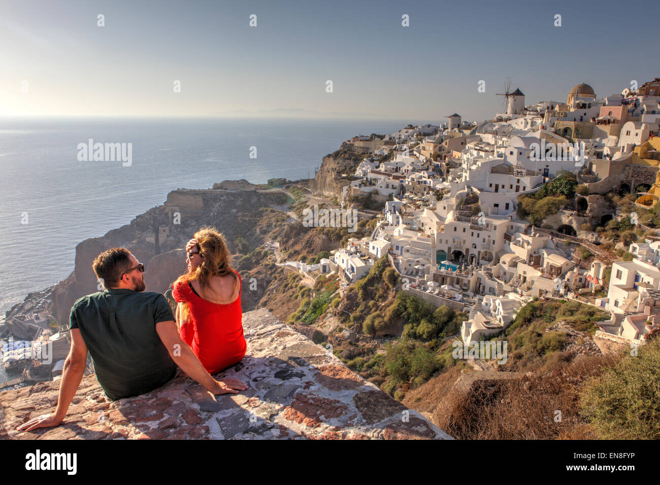 Vista di Oia, la piccola città sull isola di Santorini, Grecia Foto Stock