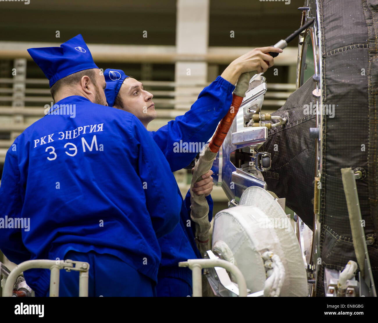 Pulire i lavoratori della Soyuz TMA-16M dopo il veicolo spaziale è abbassato in posizione per incapsulamento con la sua carena, Venerdì, 20 marzo 2015 presso il cosmodromo di Baikonur in Kazakistan. Expedition 43 astronauta della NASA Scott Kelly e cosmonauti russo Gennady Padalka e Mikhail Kornienko di l'agenzia Spaziale Federale Russa Roscosmos () sono in programma di lancio per la Stazione Spaziale Internazionale nella Soyuz TMA-16M veicolo spaziale dal cosmodromo di Baikonur in Kazakistan il 28 marzo, il kazako tempo. Come un anno di equipaggio, Kelly e Kornienko farà ritorno a massa sul Soyuz TMA-18M nel marzo 2016. (NASA/Bill Ingall Foto Stock
