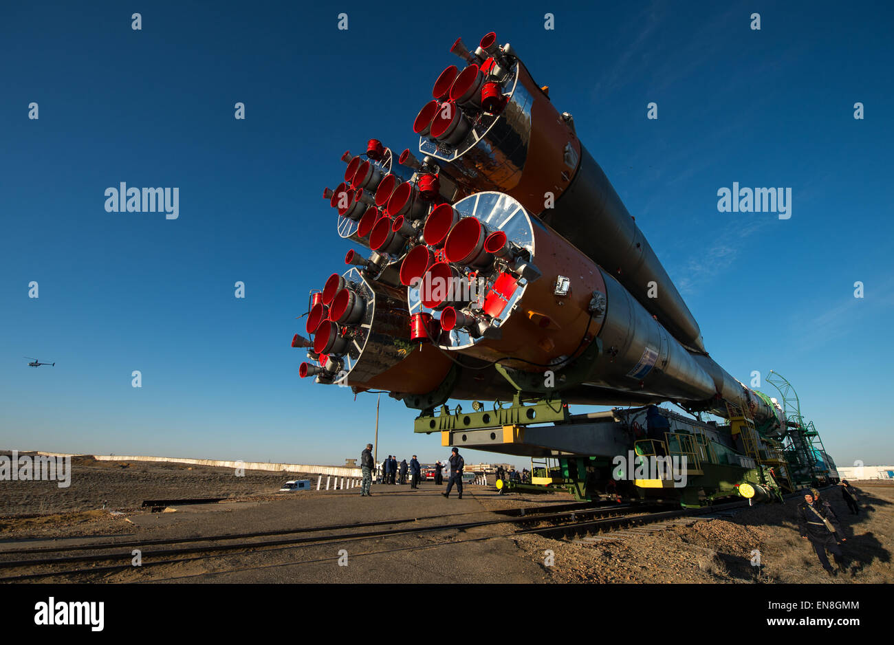 Il Soyuz TMA-16M veicolo spaziale è rotolato fuori dal treno per il lancio al cosmodromo di Baikonur, Kazakistan, Mercoledì, 25 marzo 2015. L'astronauta della NASA Scott Kelly e cosmonauti russi Mikhail Kornienko e Gennady Padalka di l'agenzia Spaziale Federale Russa Roscosmos () sono in programma di lancio per la Stazione Spaziale Internazionale nella Soyuz TMA-16M veicolo spaziale dal cosmodromo di Baikonur in Kazakistan il 28 marzo, il kazako tempo (marzo 27 Eastern time). Come un anno di equipaggio, Kelly e Kornienko farà ritorno a massa sul Soyuz TMA-18M nel marzo 2016. Credito foto (NASA/Bill Ingalls) Foto Stock