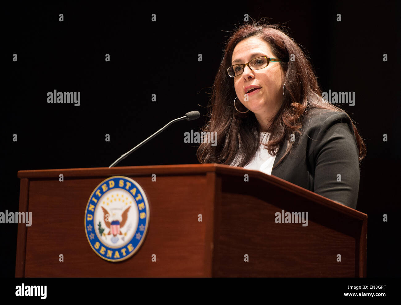 Heather Moran del National Geographic parla ad un evento di Capitol Hill in occasione del 25° anniversario dell'Hubble Space Telescope. L'evento includeva una proiezione del viaggio cosmico di Hubble e celebrava gli estesi contributi del telescopio all'astronomia. Foto Stock