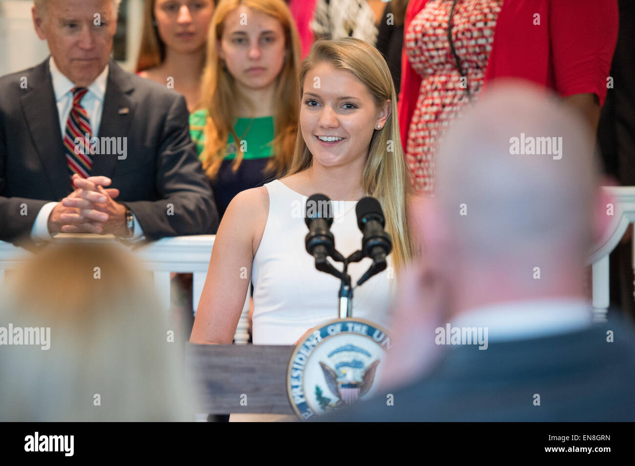 Uno studente introduce Vice presidente Joe Biden in corrispondenza di un evento per celebrare il quarto anniversario di unire le forze, un programma che fornisce il supporto per i membri del servizio, i veterani e le loro famiglie e per fare un annuncio su nuovi impegni per la Nazionale di matematica e scienze (Iniziativa NMSI) Lunedì, 27 Aprile 2015 presso il Vice Presidente ha la residenza in Washington, DC. NMSI è stato realizzato per migliorare le prestazioni degli studenti in soggetti critici della scienza, tecnologia, ingegneria e matematica (gambo) e assicurarsi che non importa la loro situazione finanziaria, di razza o di sesso, tutti gli studenti hanno acc Foto Stock