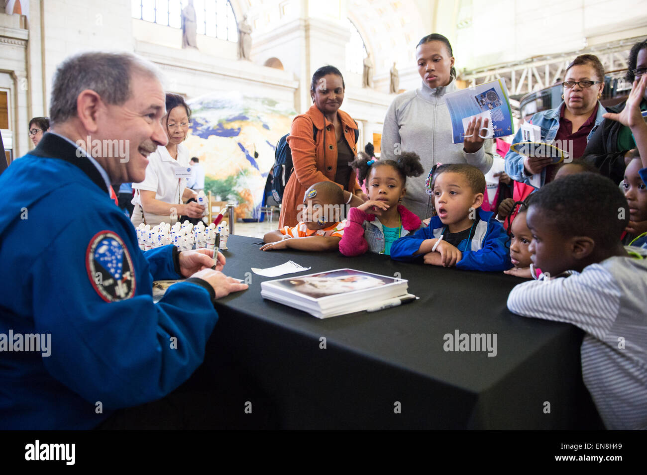 John Grunsfeld, associare Amministratore, Direzione di missione di scienza, NASA, autografi foto alla NASA Earth Day evento su Mercoledì, 22 Aprile 2015 presso la Union Station di Washington DC. Foto Stock