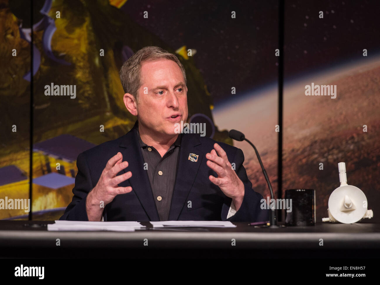 Alan Stern, nuovi orizzonti principal investigator, Southwest Research Institute di Boulder, Colorado, parla durante la missione New Horizons briefing, martedì 14 aprile, 2015 al quartier generale della NASA a Washington D.C. I partecipanti nella briefing discussi gli obiettivi, obiettivi scientifici e di incontro piani come i nuovi orizzonti navicella spaziale si avvicina alla sua vicina incontro con Plutone il 14 luglio dopo un viaggio di più di 3 miliardi di miglia dal suo lancio il 19 gennaio 2006. I partecipanti hanno anche discusso i tipi di immagini e di altri dati che verranno raccolti durante il volo e quando può essere atteso Foto Stock