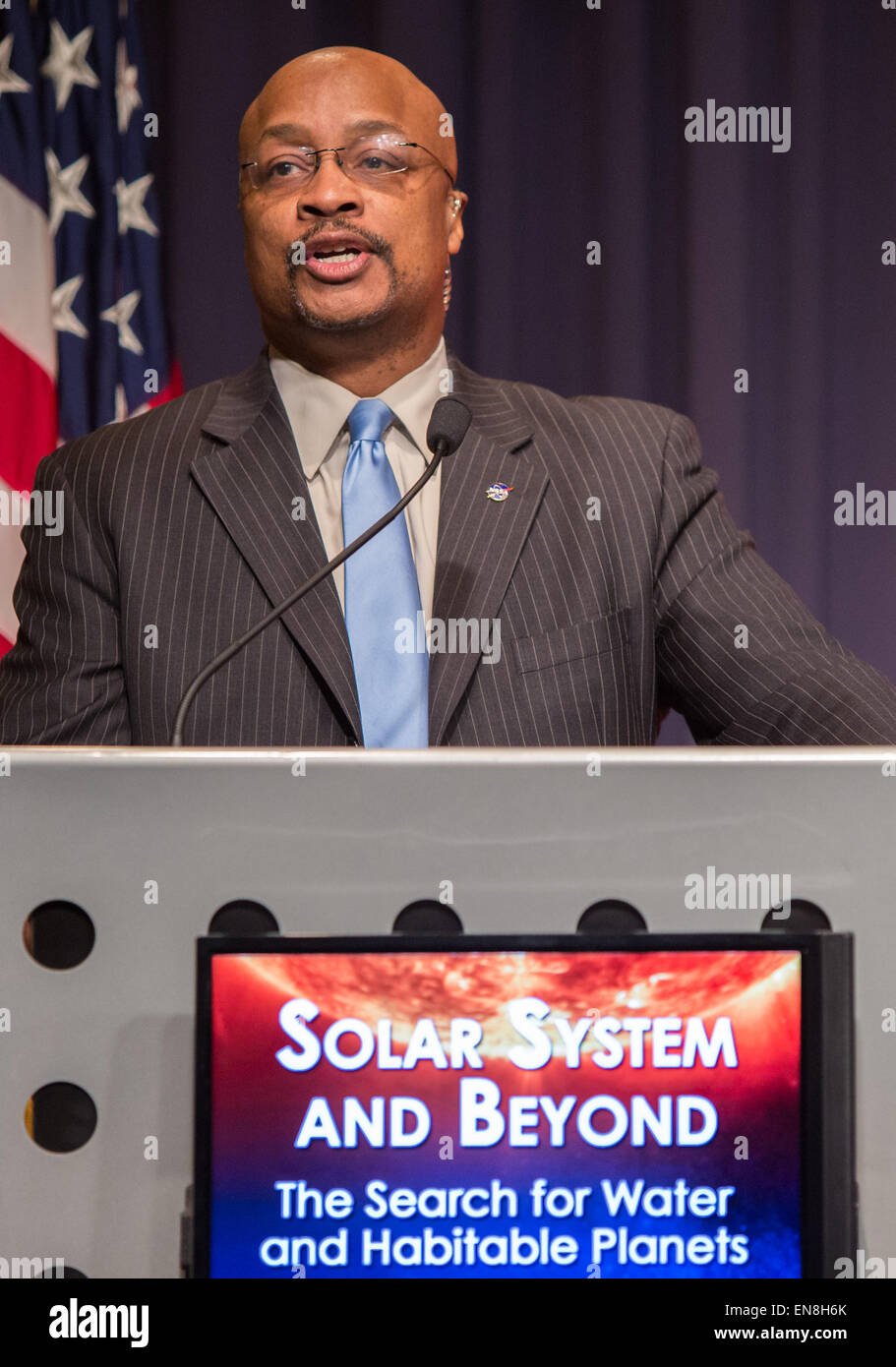 Dwayne Brown, ufficiale degli affari pubblici della NASA, apre l'evento "sistema solare e oltre: Ricerca dell'acqua e dei pianeti abitabili della NASA" presso la sede della NASA a Washington, D.C., concentrandosi sulle missioni di esplorazione planetaria della NASA. Foto Stock