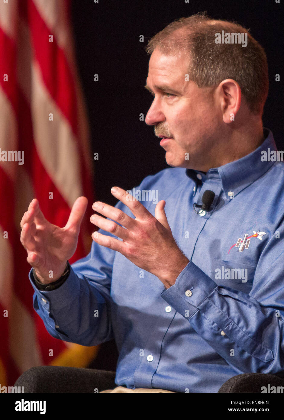John Grunsfeld, amministratore di associare per la direzione di missione di scienza della NASA a sede, parla durante un panel di discussione presso il "Sistema Solare e oltre: NASA ricerca di acqua e di pianeti abitabili" evento Martedì, 7 Aprile 2015 alle sedi della NASA a Washington, DC. I partecipanti hanno discusso le recenti scoperte di acqua e di sostanze organiche nel nostro sistema solare, il ruolo che il nostro sole gioca in acqua-perdita di pianeti vicini, e la nostra ricerca di mondi abitabili tra le stelle. (NASA/Joel Kowsky} Foto Stock