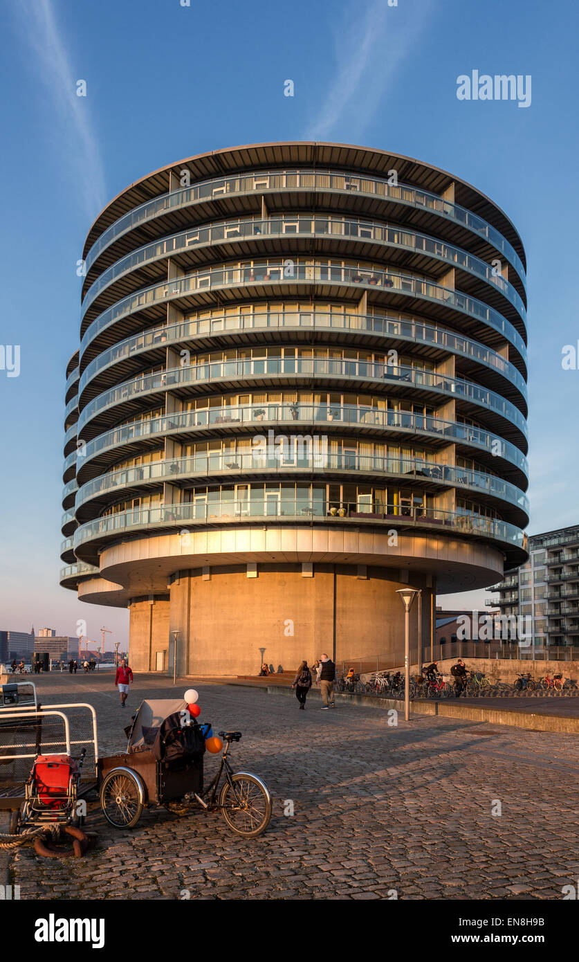 Il Gemini Residence - un edificio residenziale progettato da MVRDV sulle isole Brygge Waterfront nel porto di Copenhagen, Danimarca Foto Stock