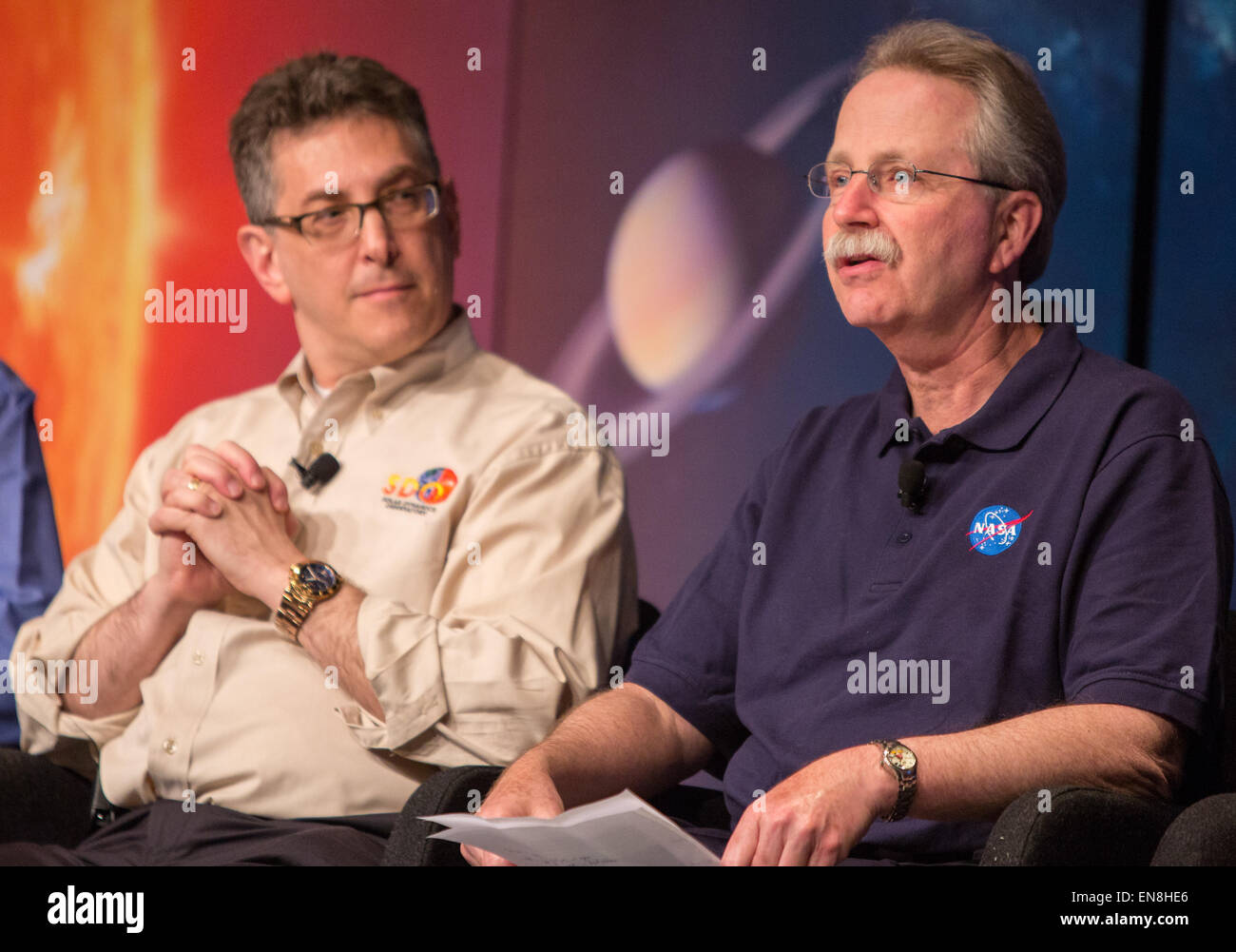 Paolo Hertz, direttore di Astrofisica NASA Sede, destra parla durante un panel di discussione presso il "Sistema Solare e oltre: NASA ricerca di acqua e di pianeti abitabili" evento Martedì, 7 Aprile 2015 alle sedi della NASA a Washington, DC. I partecipanti hanno discusso le recenti scoperte di acqua e di sostanze organiche nel nostro sistema solare, il ruolo che il nostro sole gioca in acqua-perdita di pianeti vicini, e la nostra ricerca di mondi abitabili tra le stelle. (NASA/Joel Kowsky} Foto Stock