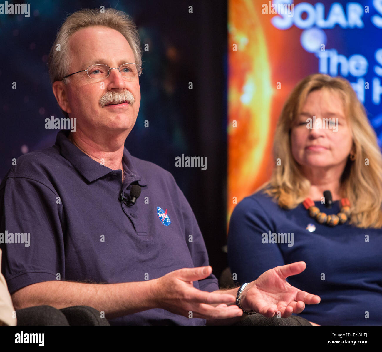 Paolo Hertz, direttore di Astrofisica NASA Sede, parla durante un panel di discussione presso il "Sistema Solare e oltre: NASA ricerca di acqua e di pianeti abitabili" evento Martedì, 7 Aprile 2015 alle sedi della NASA a Washington, DC. I partecipanti hanno discusso le recenti scoperte di acqua e di sostanze organiche nel nostro sistema solare, il ruolo che il nostro sole gioca in acqua-perdita di pianeti vicini, e la nostra ricerca di mondi abitabili tra le stelle. Foto Stock