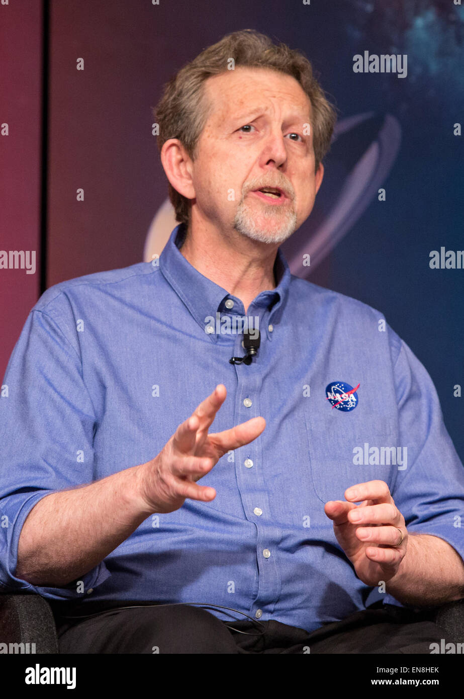 James Green, direttore di Planetary Science della NASA, illustra le recenti scoperte di acqua e sostanze organiche nel nostro sistema solare, il ruolo del sole nella perdita di acqua e la ricerca di pianeti abitabili durante l'evento "sistema solare e oltre" presso la sede della NASA. Gli argomenti chiave includono acqua, sostanze organiche e abitabilità planetaria. Foto Stock