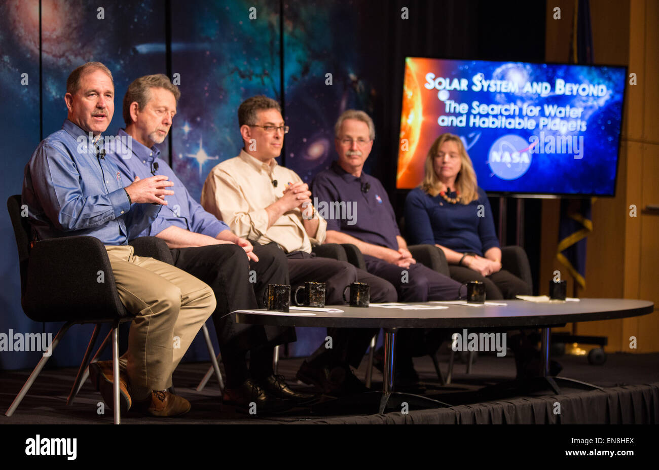 John Grunsfeld, amministratore associato della NASA per la Science Mission Directorate, ha parlato all'evento "Solar System and Beyond: NASA's Search for Water and Ababitable Planets". Il panel si è concentrato sulla ricerca dell'acqua e sul potenziale di vita su altri pianeti. Foto Stock