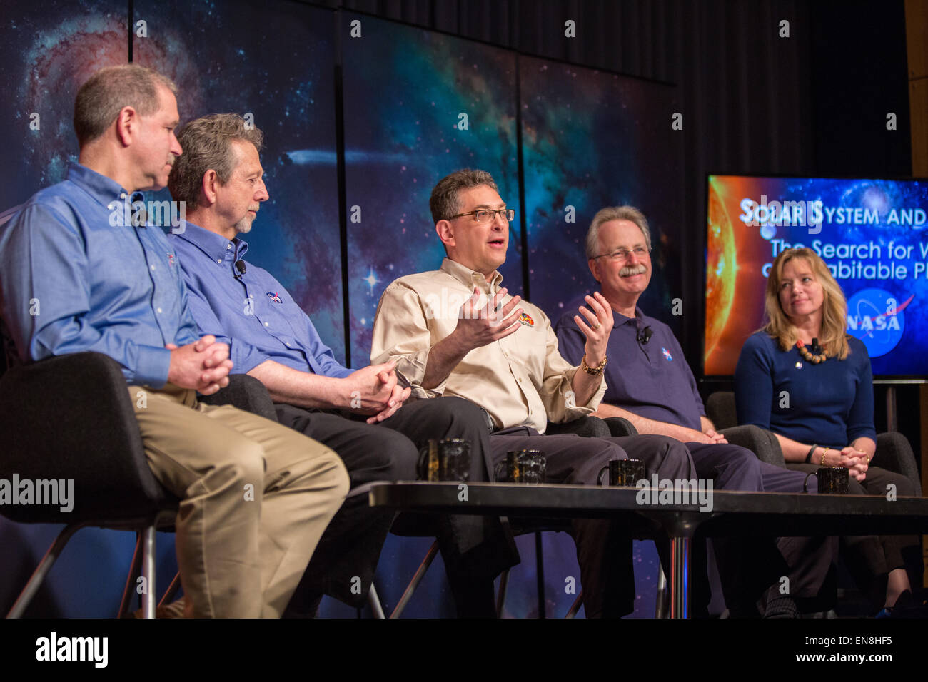 Jeffrey Newmark, direttore ad interim di eliofisica, partecipa a un panel presso la sede della NASA a Washington, DC. La discussione si concentra sulla ricerca della NASA per l'acqua e i pianeti abitabili nel sistema solare e oltre. Foto Stock
