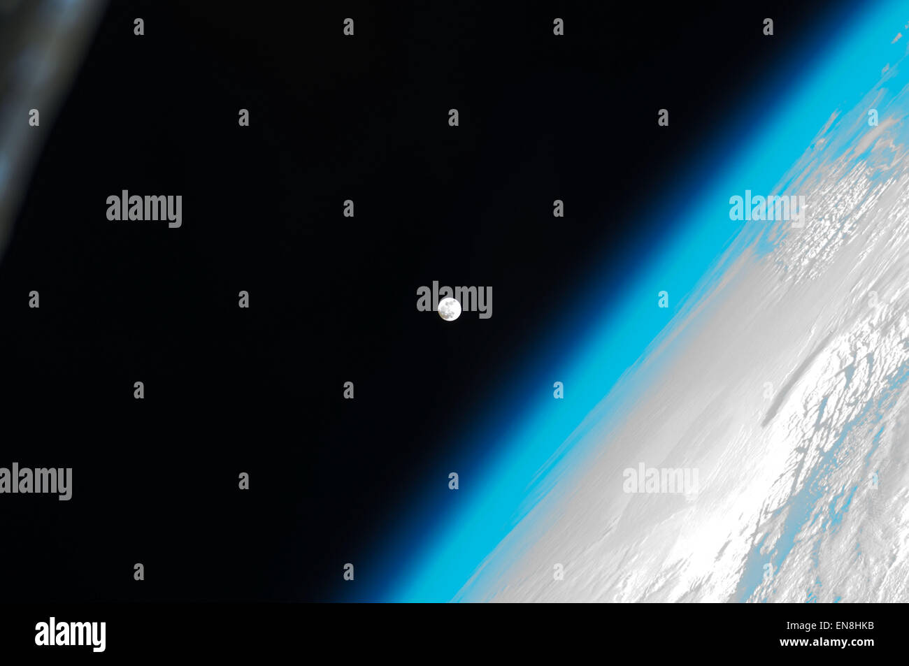 Una serie di foto della stazione spaziale Internazionale catturano la Luna e l'atmosfera della Terra, evidenziando il loro aspetto dallo spazio attraverso più orbite del pianeta. Foto Stock