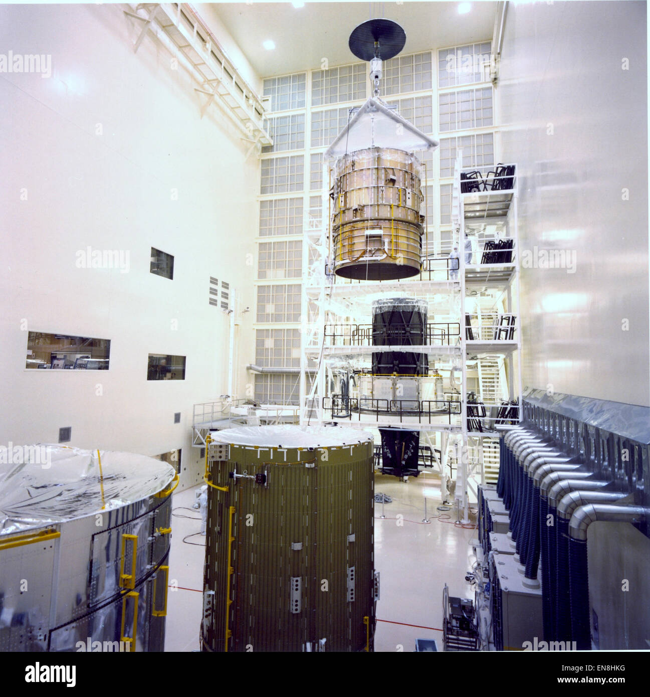 NASA il telescopio spaziale Hubble misure in appena al di sopra di 43 piedi di lunghezza e 14 metri di diametro. Quando il montante è a cinque piani torre che, quando pronti per il lancio, compilato il modulo orbitante di tutta la baia di payload. Hubble è costituito da tre elementi principali: il telescopio ottico complessivo, il piano focale strumenti scientifici e sistemi di supporto del modulo, che è divisa in quattro sezioni, impilati insieme come barattoli. In questa foto, tutti del Hubble strutture principali sono presenti come il guscio di avanzamento viene spostata nella posizione per l'accoppiamento di Lockheed Martin's 535,000 piede cubico, verticale come Foto Stock