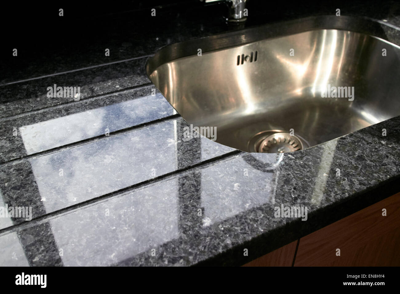 Lavello da cucina con piani in granito in una nuovissima cucina Foto Stock