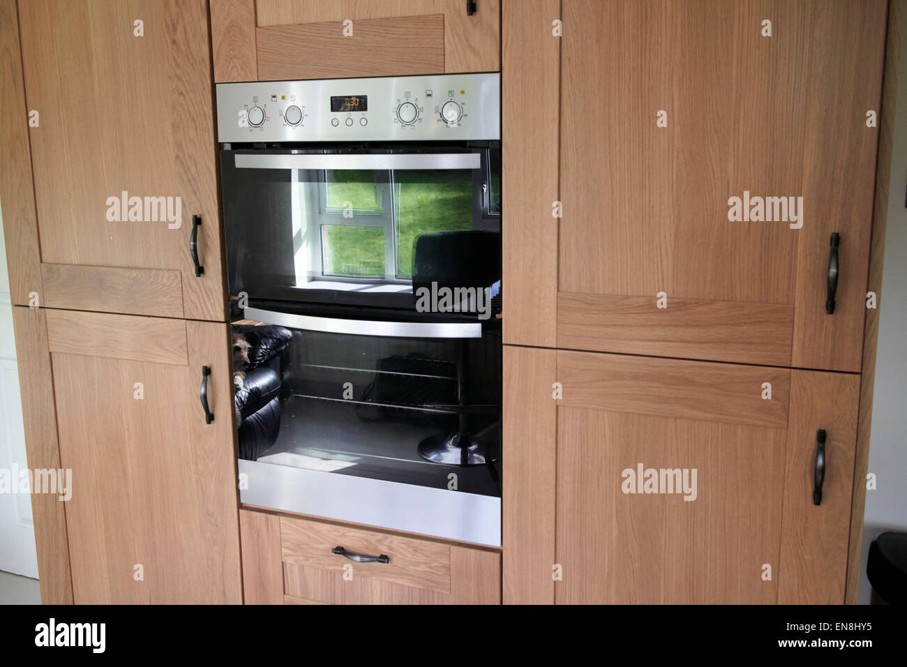 Forno doppia integrata in una nuovissima cucina domestico nel Regno Unito Foto Stock