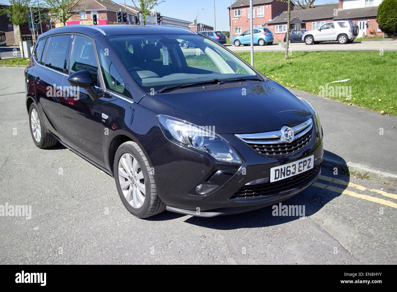 Vauxhall safira monovolume parcheggiata su doppio giallo linee nella zona residenziale di Inghilterra Regno Unito Foto Stock