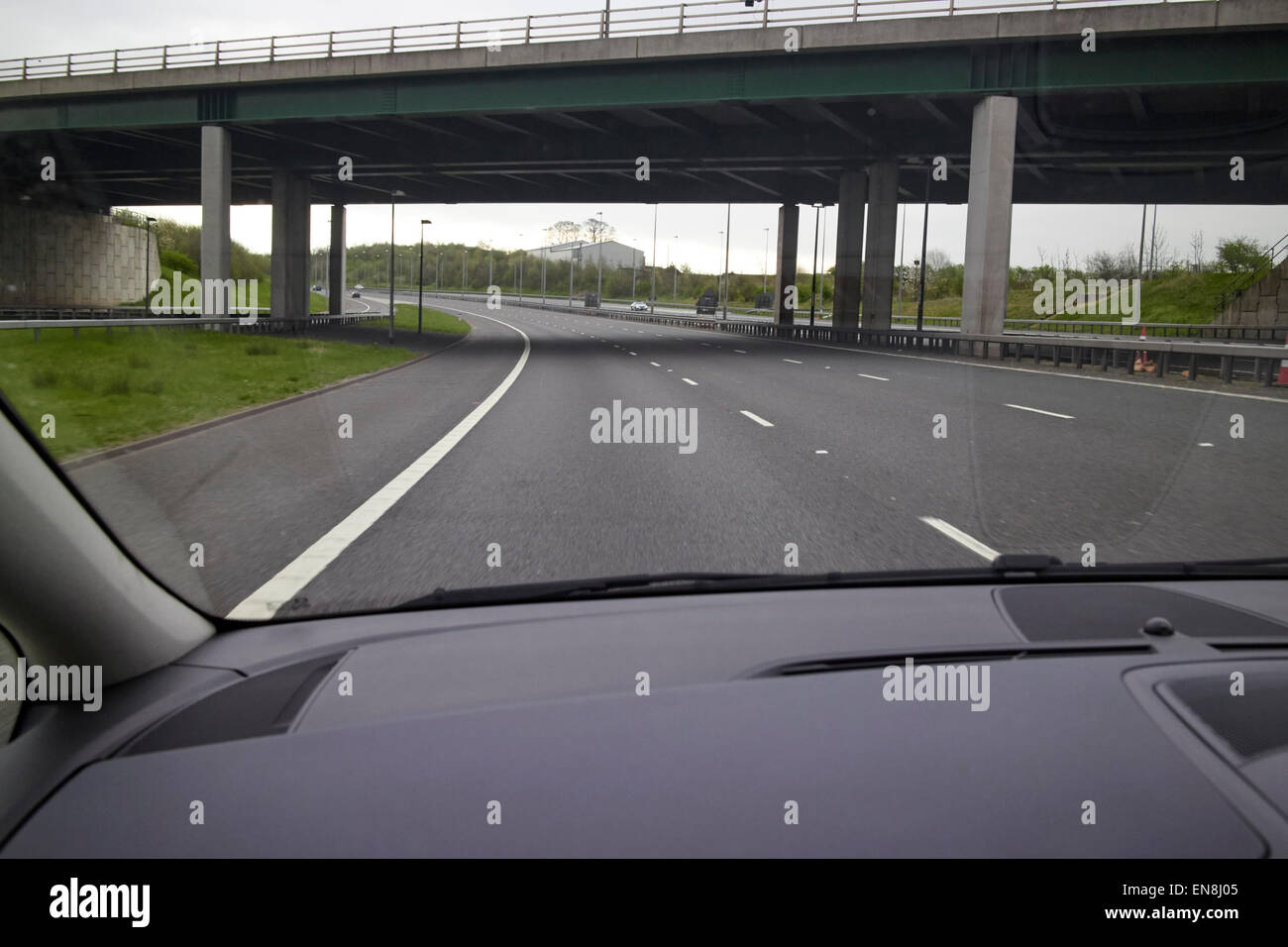 La guida sotto il ponte su M6 strada a pedaggio Autostrada England Regno Unito Foto Stock