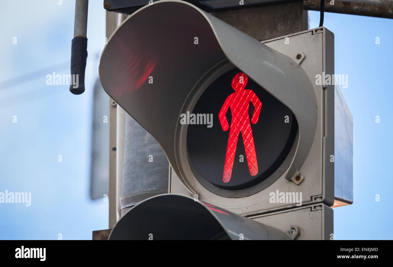 Moderno traffico pedonale luci con rosso Segnale di arresto Foto Stock