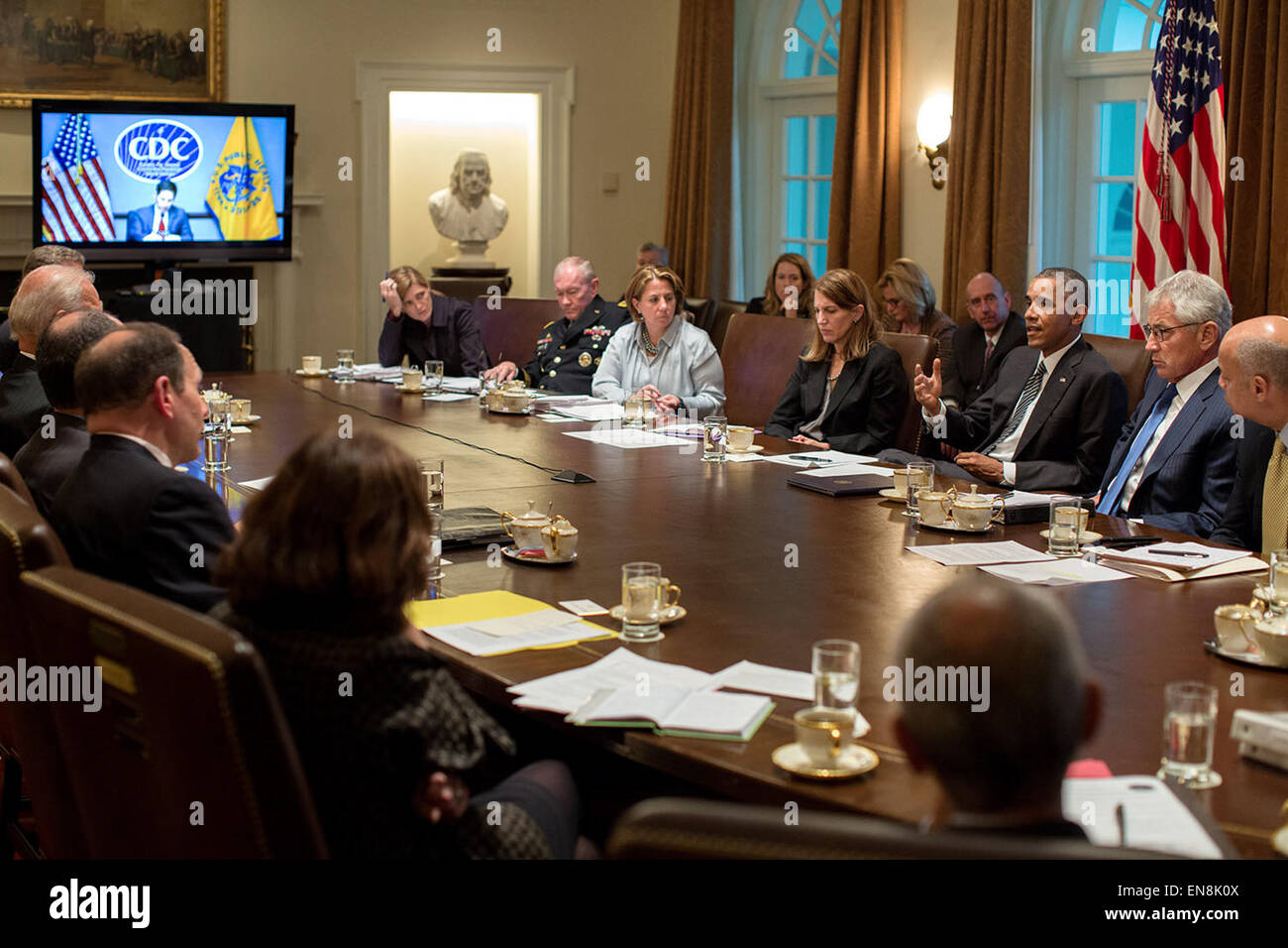 Il presidente Barack Obama incontra con membri del gabinetto sulla risposta domestico di Ebola, nel Cabinet Room della Casa Bianca, Ott15, 2014. Il dottor Tom Frieden, Direttore dei Centri per il controllo e la prevenzione delle malattie, partecipa tramite video teleconferenza. Foto Stock