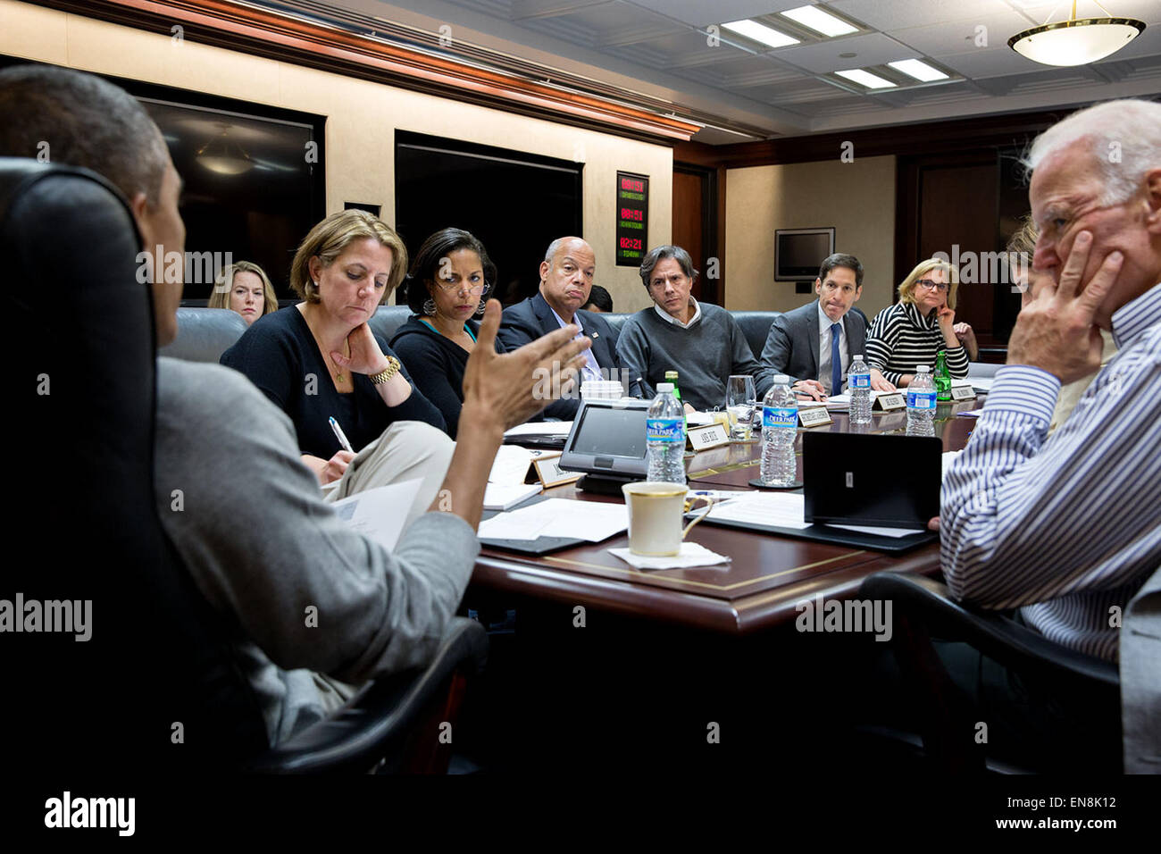 Il presidente Barack Obama convoca un aggiornamento di Ebola incontro con il Vice Presidente Joe Biden nella situazione stanza della casa bianca, Sabato, 18 ottobre 2014. Seduti a tavola, da sinistra, sono: Lisa Monaco, assistente del presidente per la sicurezza nazionale e la lotta contro il terrorismo; National Security Advisor Susan E. riso; Homeland Security Segretario Jeh Johnson; Tony Blinken, Vice National Security Advisor; il Dott. Thomas Frieden, Direttore dei Centri per il controllo e la prevenzione delle malattie; Jennifer Palmieri, direttore delle comunicazioni; e la salute e i servizi umani Segretario Sylvia Mathews Burwell. Foto Stock