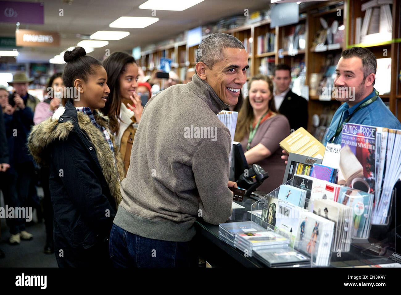 Il presidente Barack Obama e le figlie Sasha e Malia shop libri su politica e di prosa in Washington, D.C., su Small Business Sabato, nov. 29, 2014. Foto Stock