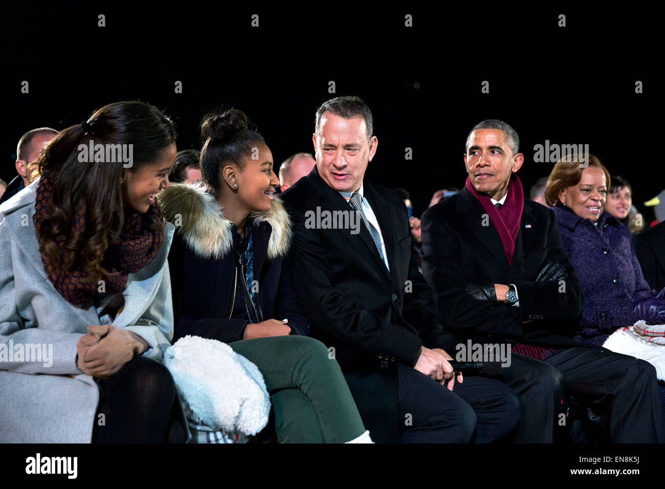 Il presidente Barack Obama, seduto con le figlie Malia e Sasha, Tom Hanks e Marian Robinson, assiste il National albero di Natale cerimonia di illuminazione sull'ellisse a Washington D.C., il 4 dicembre, 2014. Foto Stock