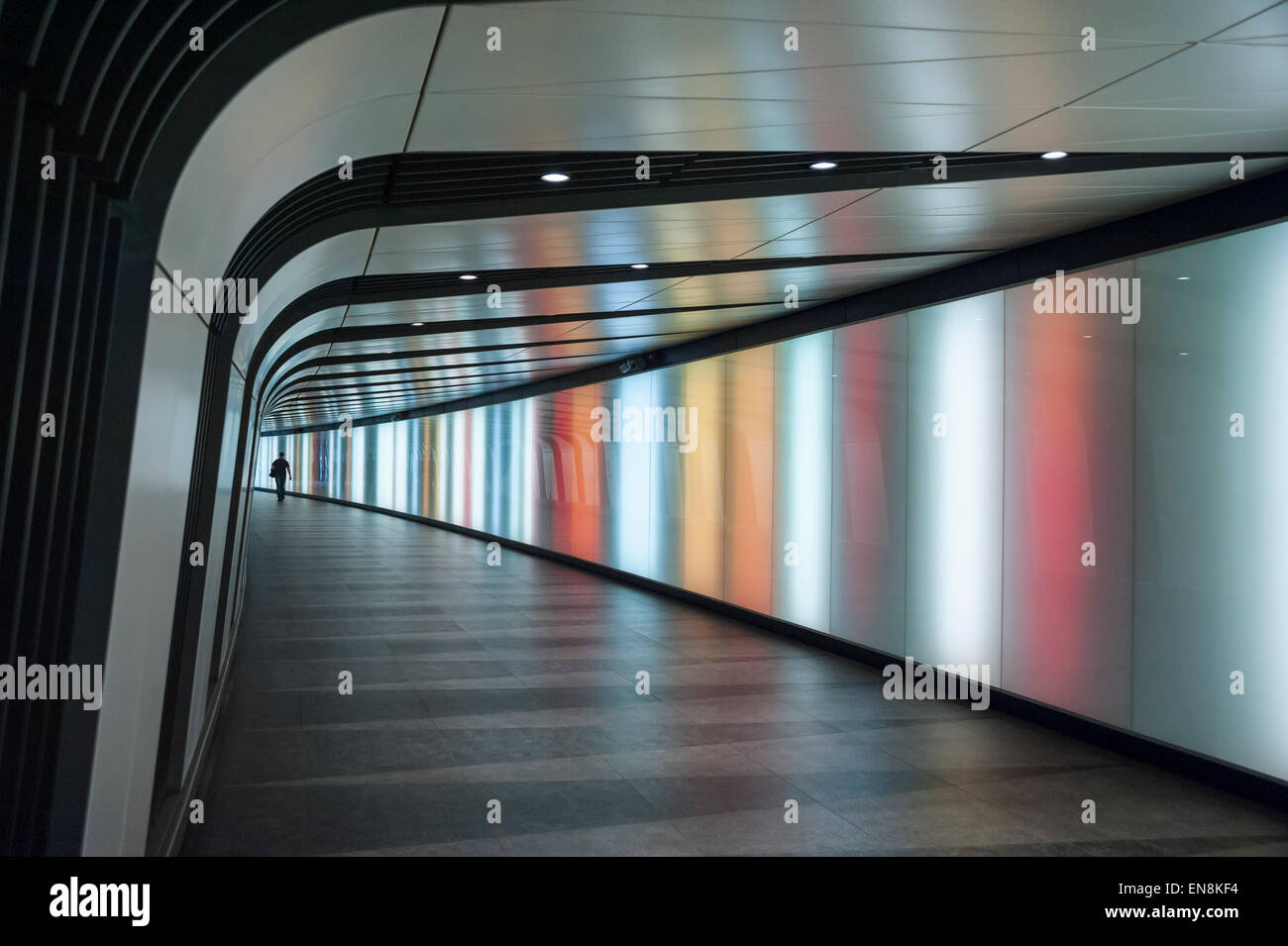 Londra, UK, 8 aprile 2015. King Cross parete di luce Tunnel. Foto Stock