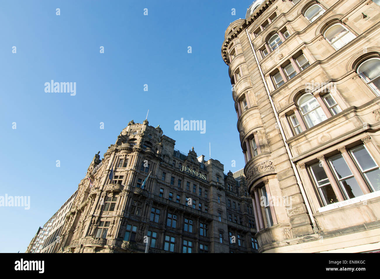 Tipico Princes Street architettura con il Jenners department store di Edimburgo, Scozia Foto Stock
