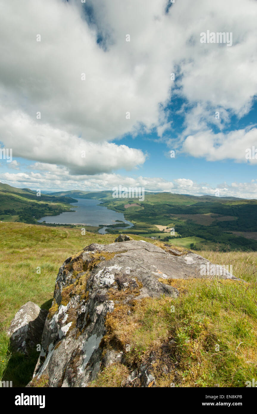 Big Rock in primo piano salendo Sron un Chlachain vicino a Killin con una vista sul Loch Tay in background in Scozia Foto Stock