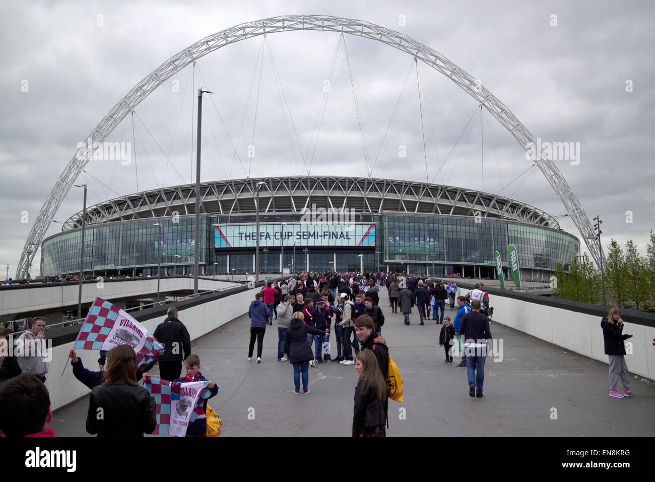 Aston Villa tifosi approccio Wembley stadium sulla FA Cup semi final day London REGNO UNITO Foto Stock