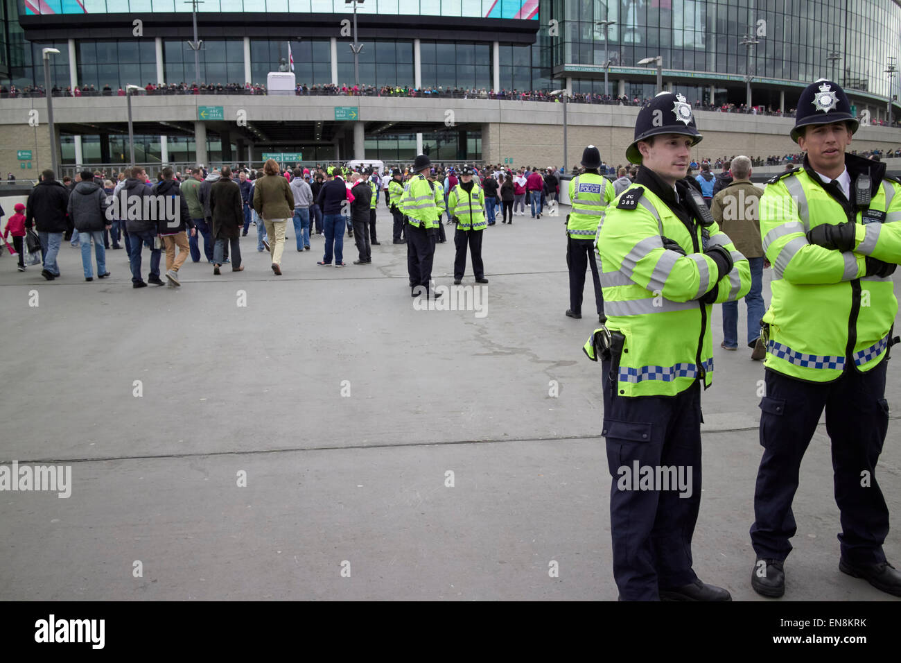 Le operazioni di polizia al di fuori del Wembley stadium su game day London REGNO UNITO Foto Stock