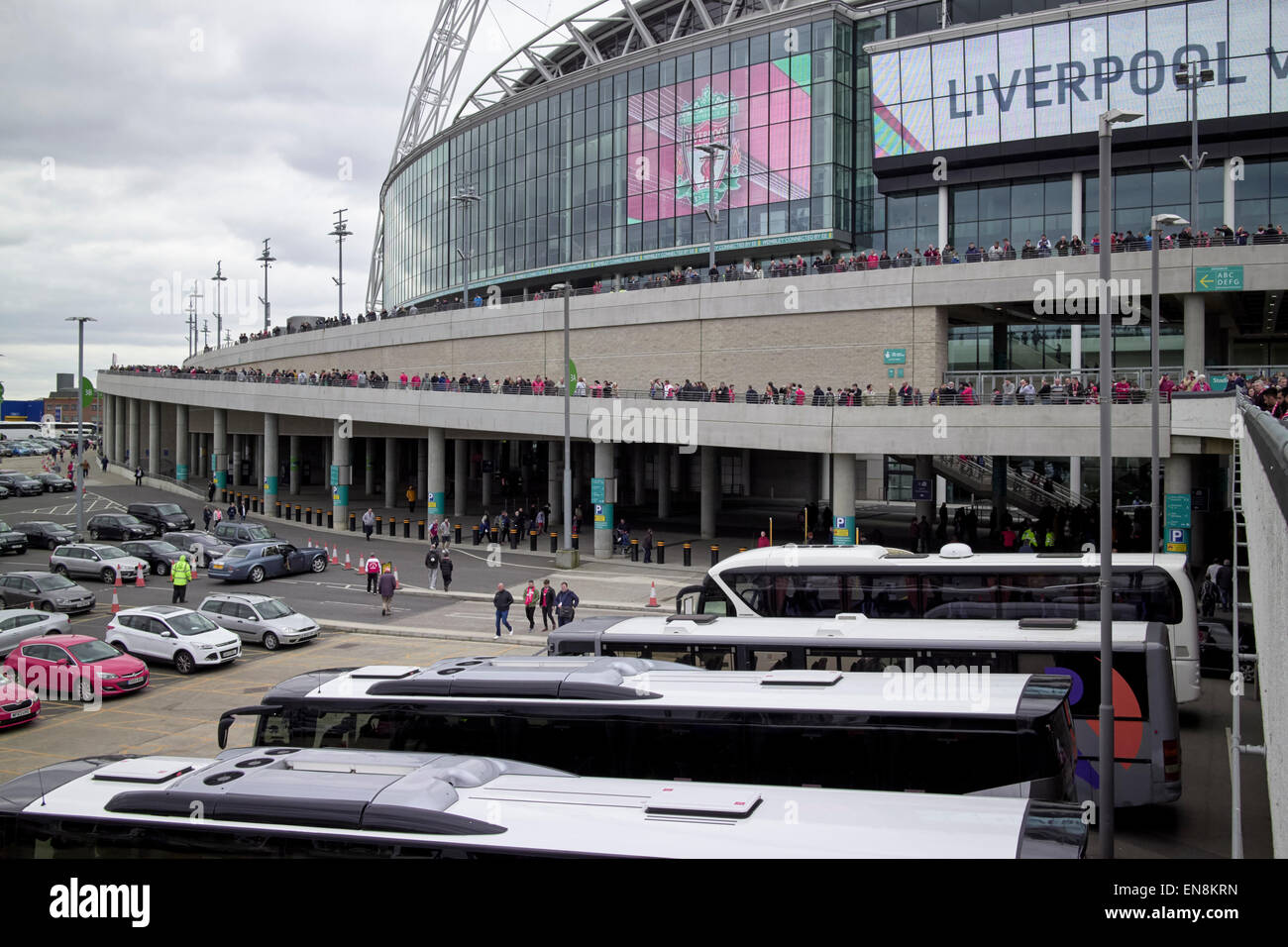 Parcheggio pulmann e auto allo stadio di Wembley London REGNO UNITO Foto Stock