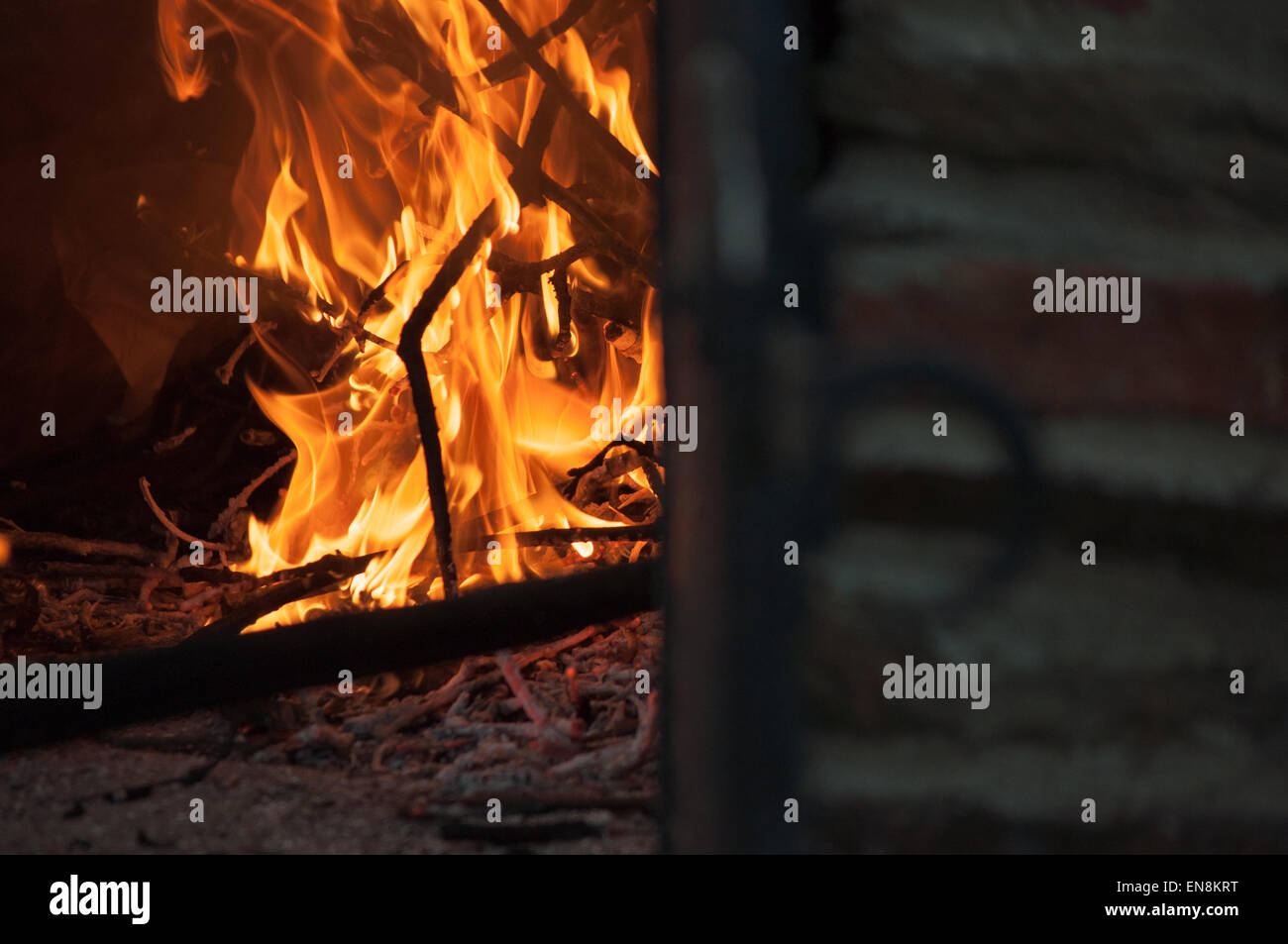 Fiamme in un furioso incendio all'interno di un tradizionale a legna per forno in pietra Foto Stock