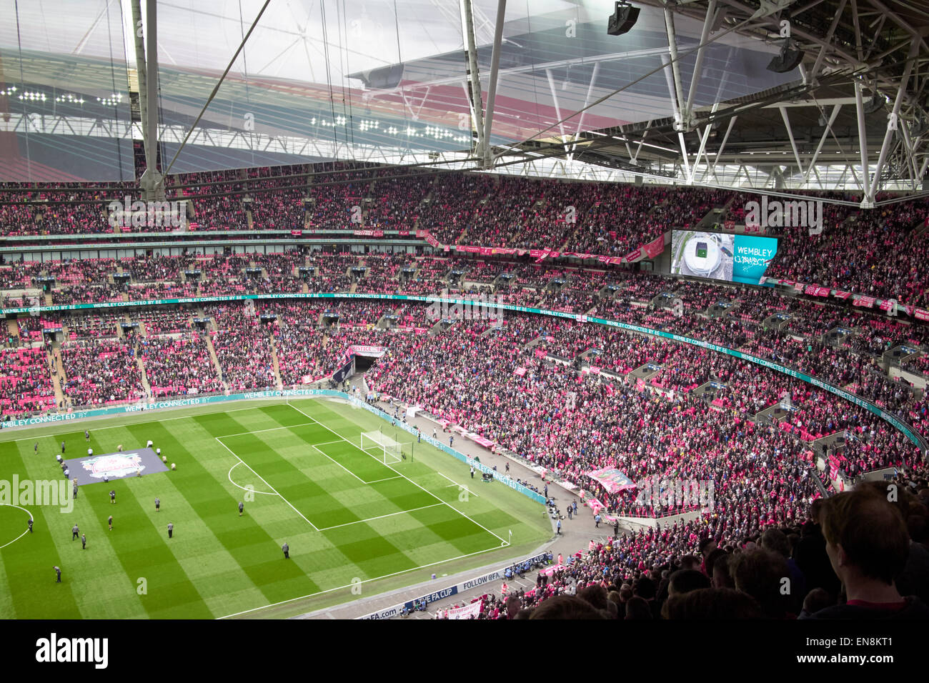 Interno del Wembley stadium il giorno della partita London REGNO UNITO Foto Stock